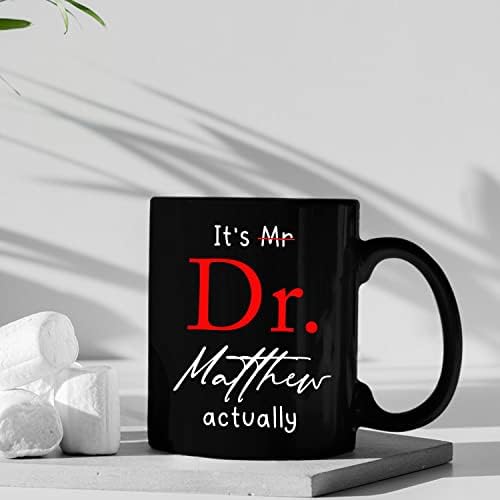 Personalizovani Mr doktor Crna šolja za kafu za muškarce muž tata brat deda, to je gospodin Dr zapravo putuju keramičke šolja za čaj